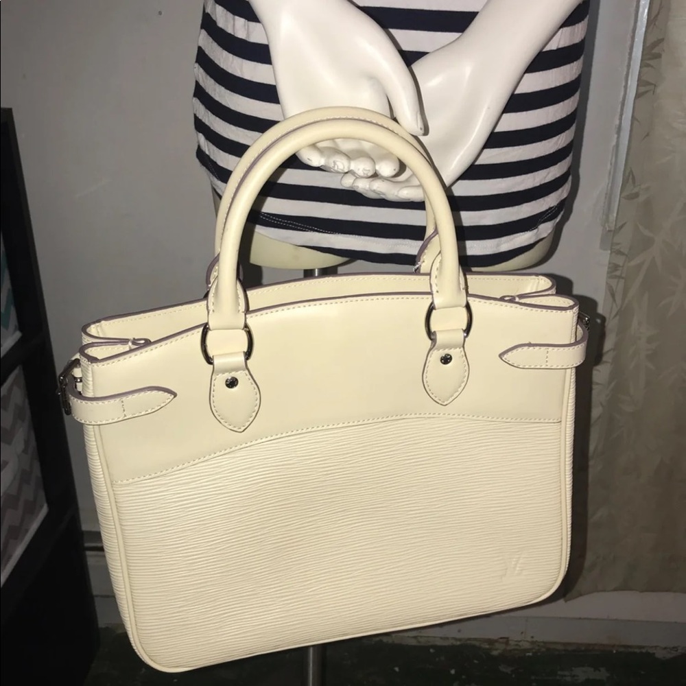 Ivory white epi passy gm Louis Vuitton Hand bag